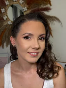 Clientă cu machiaj luminos și natural realizat de Anca Roșca