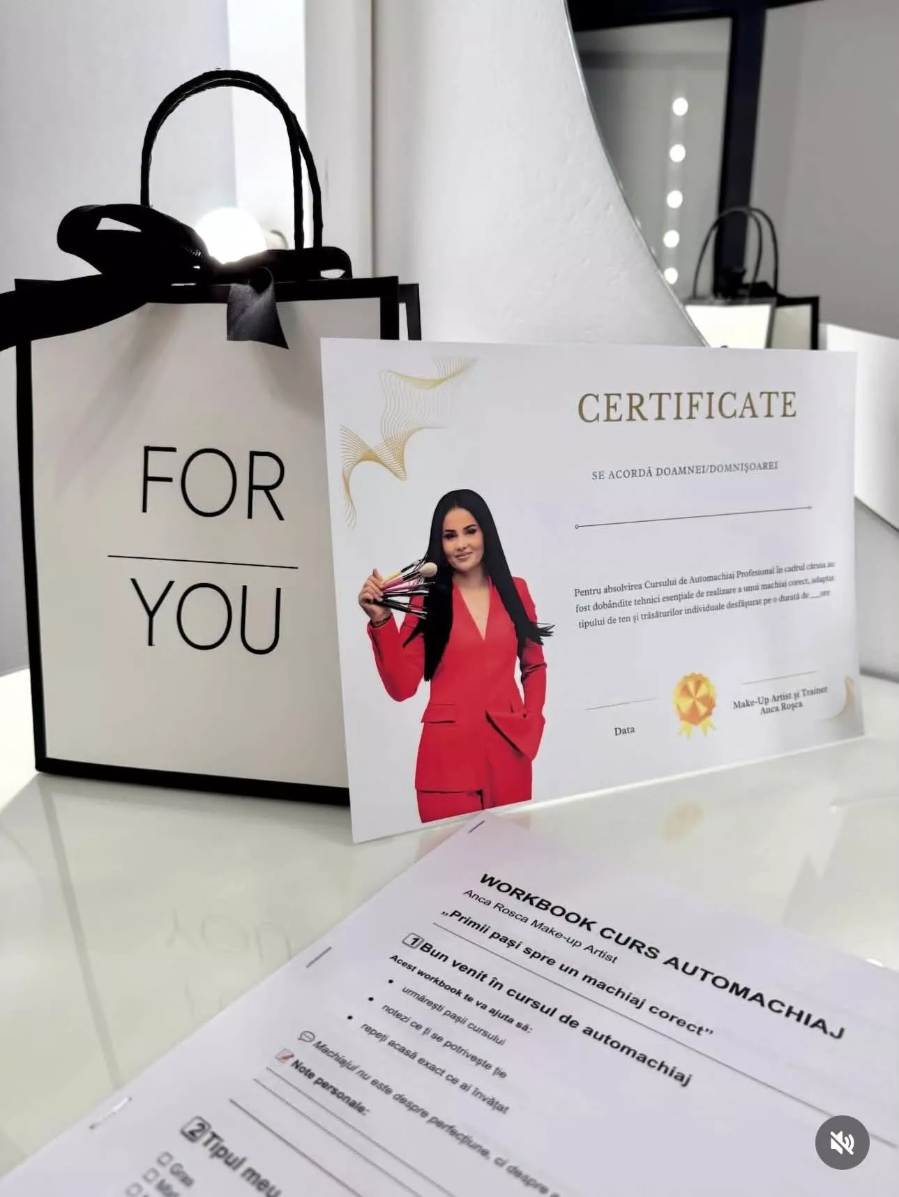Diploma, goodie bag și workbook incluse în cursul individual de automachiaj susținut de Anca Roșca
