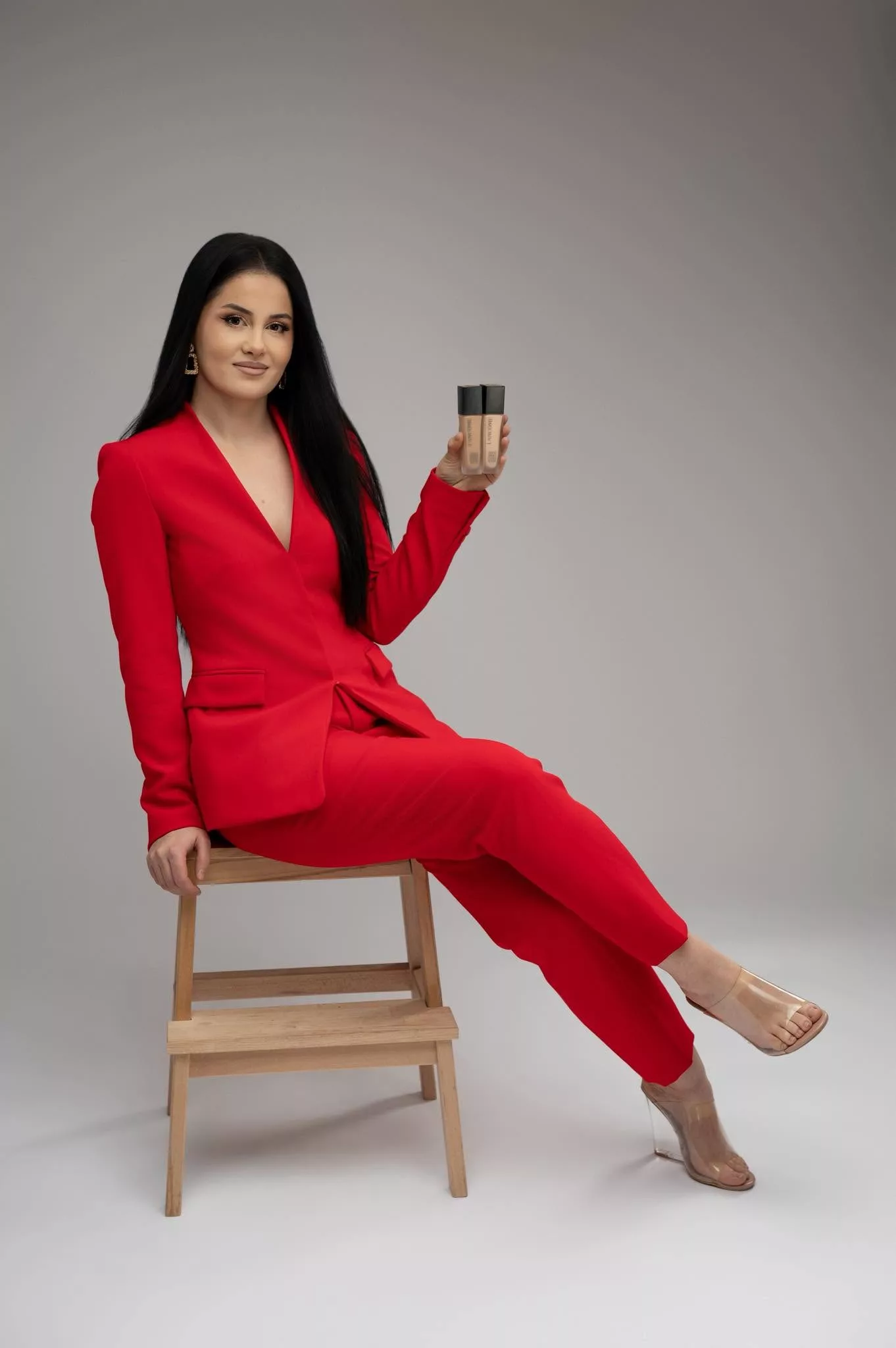 Anca Roșca, make-up artist în Timișoara, în costum roșu