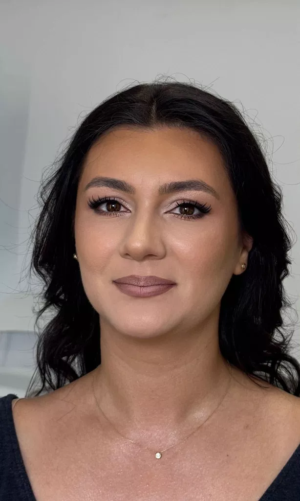 Machiaj de ocazie în tonuri neutre cu gene definite