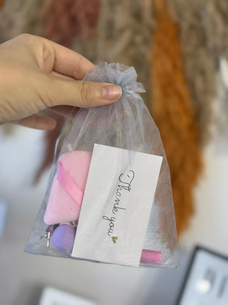 Kit de retuș machiaj în Timișoara – cum îți menții look-ul impecabil întreaga zi